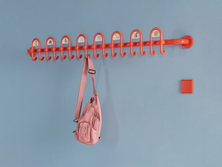 Kleurrijke kleuterschool uitgerust met inrichting en garderobe in de kleur oranje