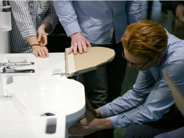 HEWI innovatiewedstrijd Kartonnen prototype wordt getest