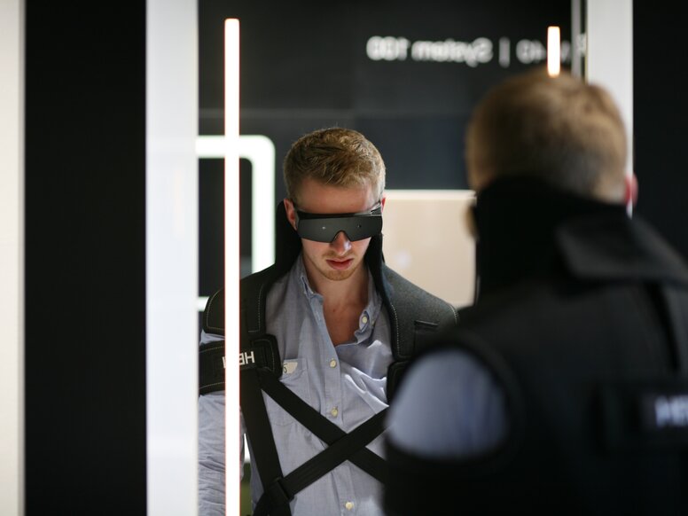 HEWI innovatiewedstrijd Deelnemers aan de Innovation Challenge met een bewegingsbeperkend en zelfbeperkend leeftijdspak