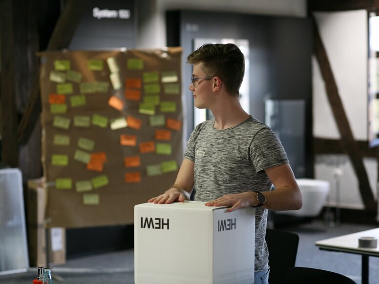 HEWI innovatiewedstrijd Deelnemers aan de Innovation Challenge met kartonnen verpakkingen van HEWI