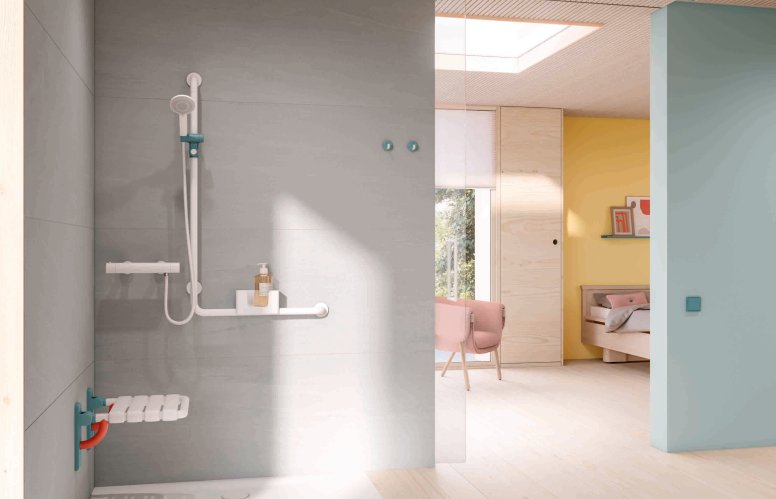 HEWI serie 477/801 ICONIC Barrièrevrije doucheruimte in een patiëntenkamer