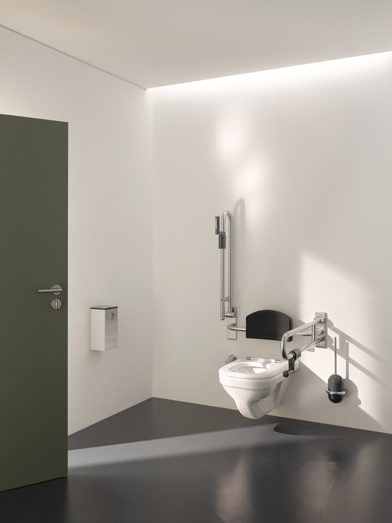 HEWI barrièrevrije WC Barrièrevrije toiletten in openbare ruimtes uitgerust met inklapbare handgrepen, rugsteun en toiletborstel