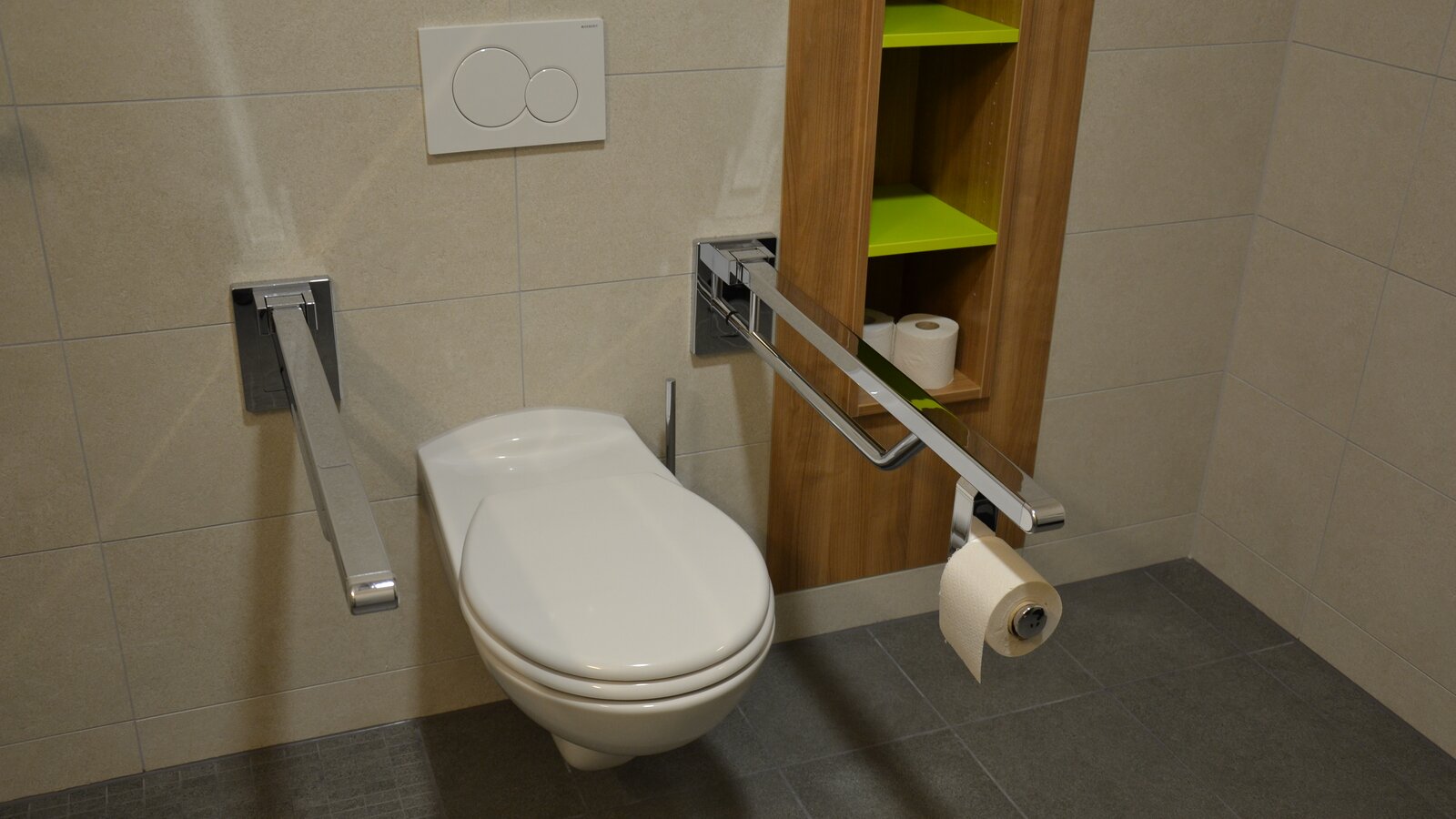 Hospicjum Juliusspital w Würzburgu Toaleta wyposażona w składane uchwyty