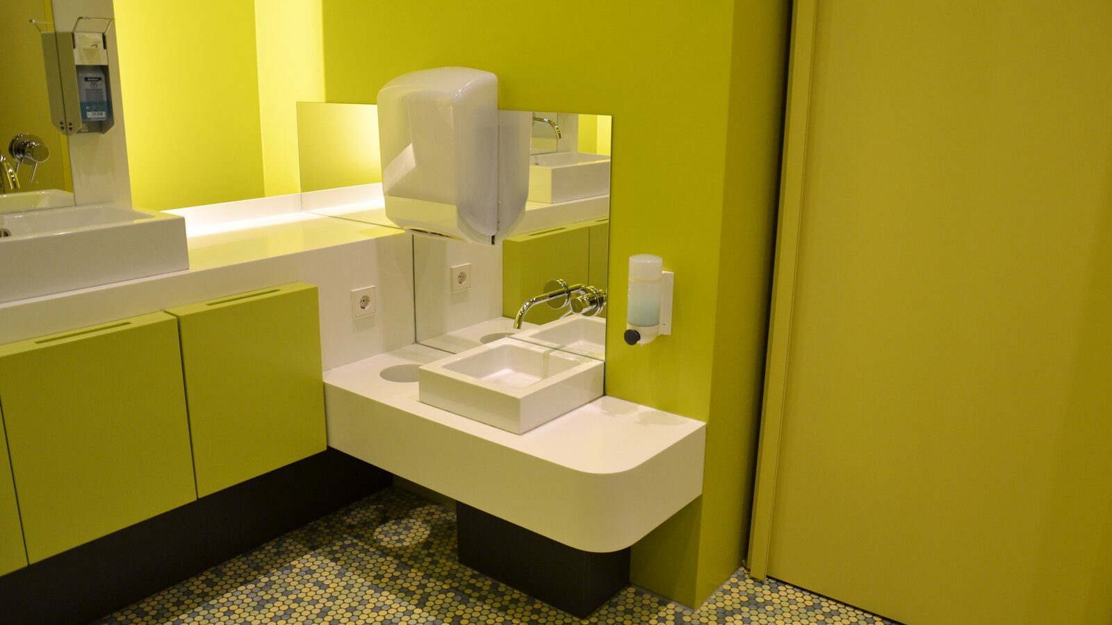 Kindercentrum Heining in Passau Badkamer uitgerust met dispenser voor papieren handdoekjes, zeepdispenser en spiegel