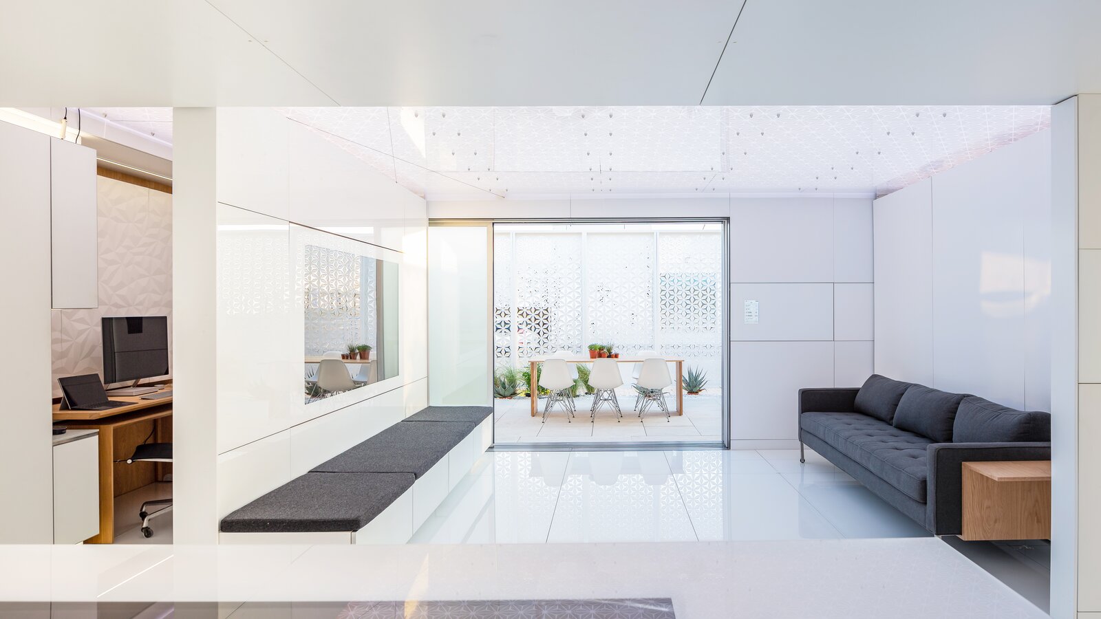 Futurehouse à Dubaï Salon avec vue sur le bureau