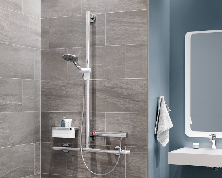 HEWI WARMTOUCH Brausehalterstange Brausehalterstange aus Polyamid mit chromoptischer Beschichtung